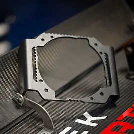 Asetek SimSports Front Mount per Podium Brackets - Supporto Frontale in Acciaio 5mm, compatibile 70mm - Nero Asetek SimSports Front Mount per Podium Brackets - Supporto Frontale in Acciaio 5mm, compatibile 70mm - Nero